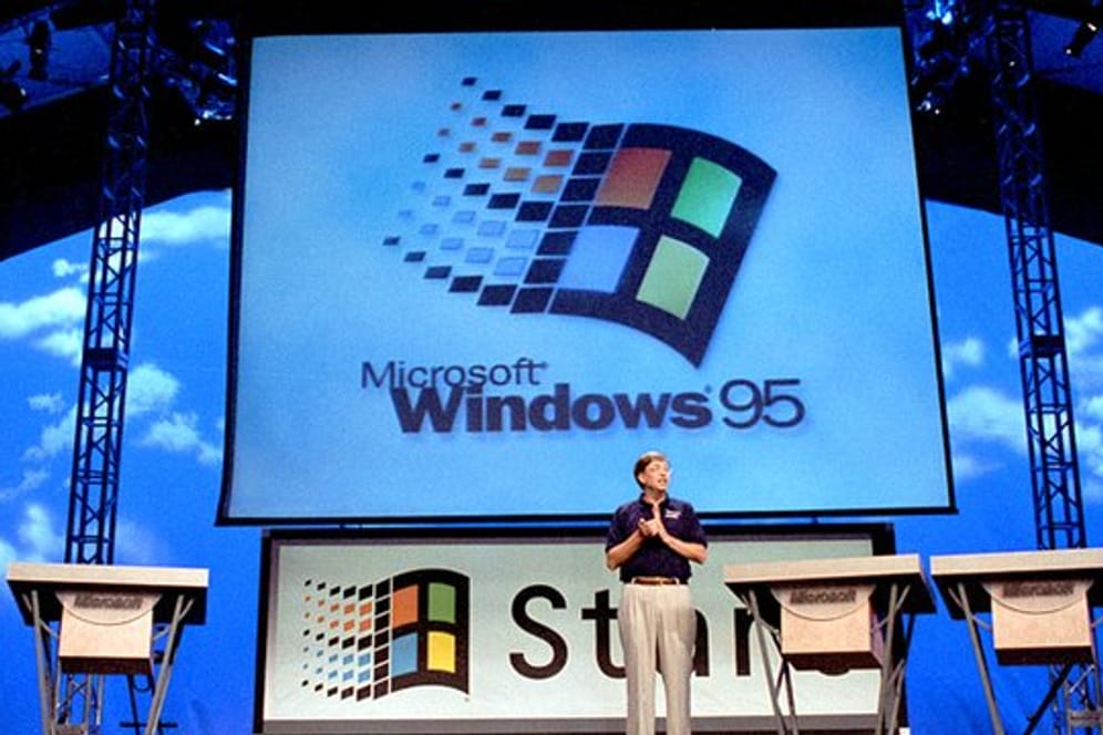 Microsoft-Gründer Bill Gates stellt in den USA das Betriebssystem Windows 95 dem Publikum vor.