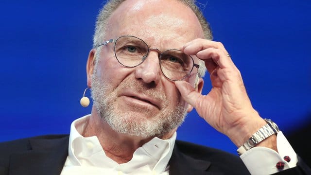 Karl-Heinz Rummenigge hat sich vehement für eine moderate Rückkehr von Fans in die Fußballstadien ausgesprochen. Karl-Heinz Rummenigge hat sich vehement für eine moderate Rückkehr von Fans in die Fußballstadien ausgesprochen.