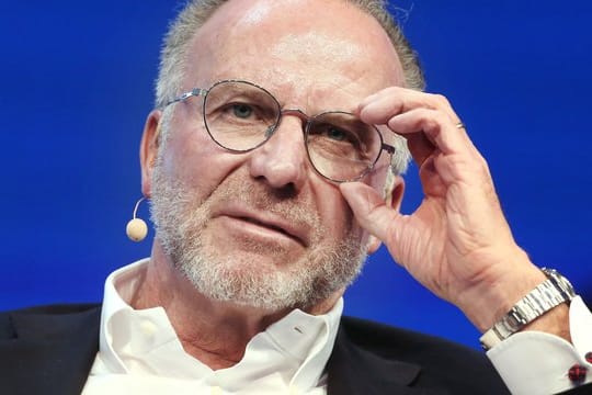 Karl-Heinz Rummenigge hat sich vehement für eine moderate Rückkehr von Fans in die Fußballstadien ausgesprochen.