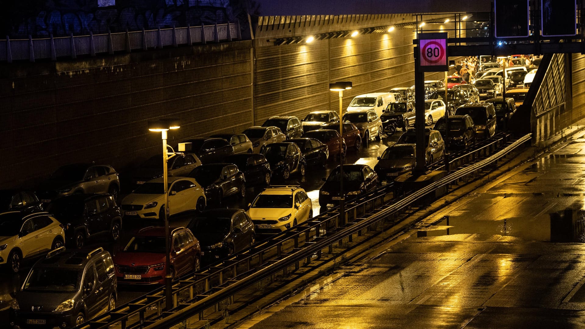 Stau auf der Berliner Stadtautobahn A100: Im August 2020 soll der Angeklagte hier mehrere Fahrzeuge gerammt haben. Stau auf der Berliner Stadtautobahn A100: Im August 2020 soll der Angeklagte hier mehrere Fahrzeuge gerammt haben.