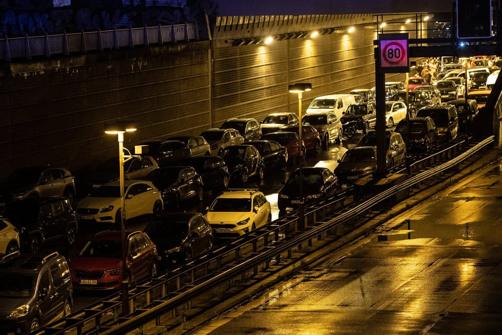 Stau auf der Berliner Stadtautobahn A100: Im August 2020 soll der Angeklagte hier mehrere Fahrzeuge gerammt haben.