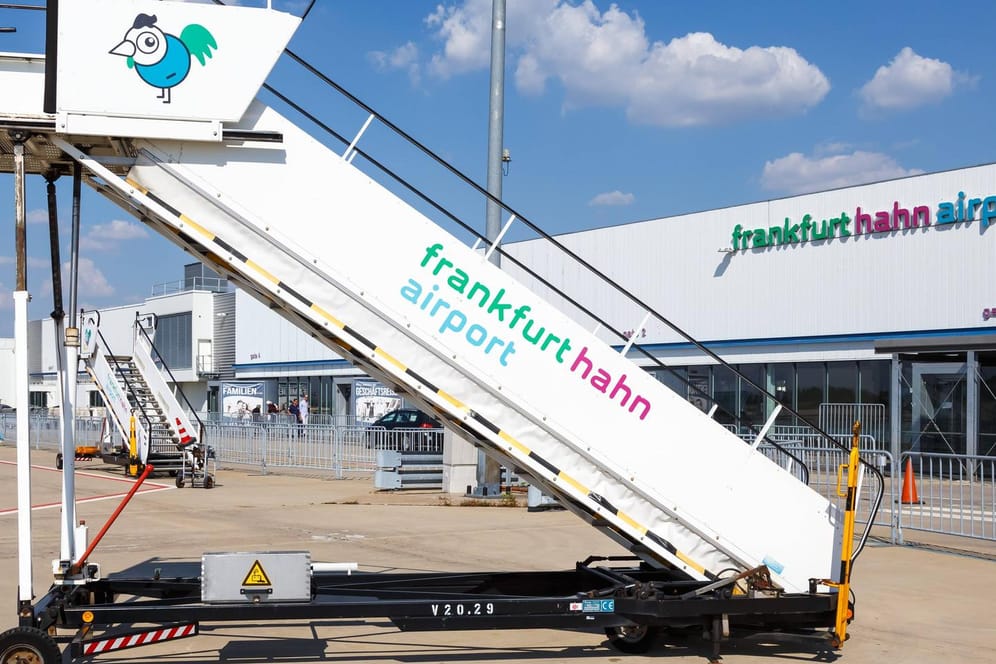 Flughafen Frankfurt-Hahn (Archivbild): Der Airport gehört zu einer Liste von sieben regionalen Flughäfen, die laut Umweltschützern geschlossen werden sollen.