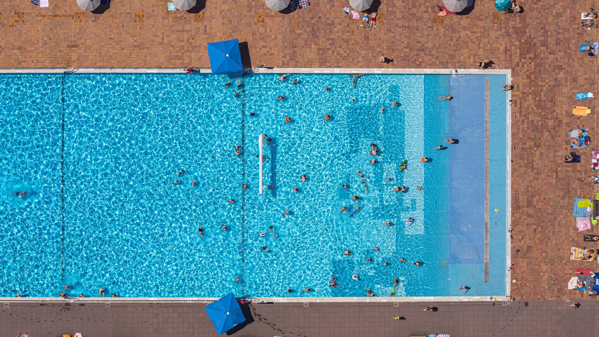 Luftaufnahme des Grugabads in Essen (Archivbild): Das sanierungsbedürftige Freibad könnte nun doch unter Denkmalschutz gestellt werden. Luftaufnahme des Grugabads in Essen (Archivbild): Das sanierungsbedürftige Freibad könnte nun doch unter Denkmalschutz gestellt werden.
