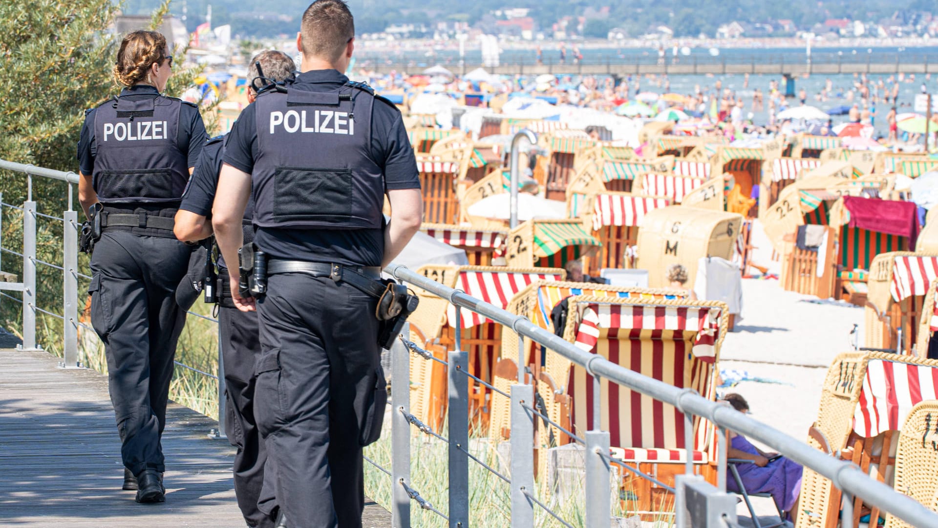 Ostseestrand in Scharbeutz: In diesem Sommer sieht man auch Polizei und Ordnungsamt an ungewöhnlichen Orten.