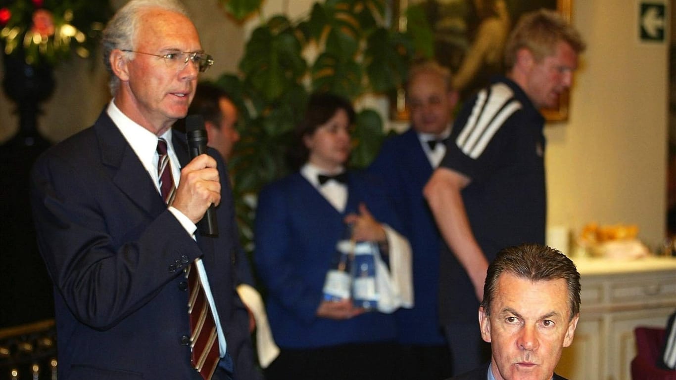 Franz Beckenbauer während einer Bankettrede 2001: Nach einer sensationellen Niederlage gegen Olympique Lyon kam es zum verbalen Rundumschlag des damaligen Bayern-Präsidenten.