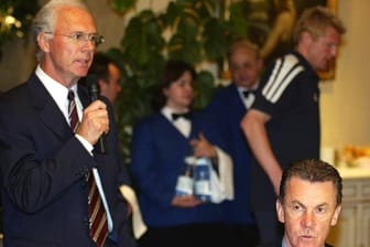 Franz Beckenbauer während einer Bankettrede 2001: Nach einer sensationellen Niederlage gegen Olympique Lyon kam es zum verbalen Rundumschlag des damaligen Bayern-Präsidenten.