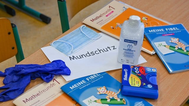 Hautschonende Alternative: In der Schule ist Desinfizieren besser als ständiges Händewaschen, sagen Experten. Hautschonende Alternative: In der Schule ist Desinfizieren besser als ständiges Händewaschen, sagen Experten.