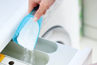 Gelbliche Schweißflecken auf weißen T-Shirts lassen sich mit pulverförmigem, bleichmittelhaltigem Waschmittel entfernen.