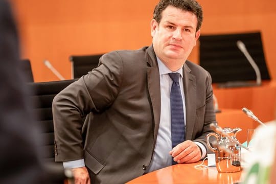 Hubertus Heil (SPD), Bundesminister für Arbeit und Soziales, wartet auf den Beginn der Sitzung des Bundeskabinetts im Kanzleramt. Hubertus Heil (SPD), Bundesminister für Arbeit und Soziales, wartet auf den Beginn der Sitzung des Bundeskabinetts im Kanzleramt.