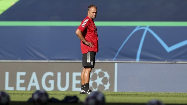 Hansi Flick wünscht sich mehr "Eins-gegen-Eins"-Fußballer. Hansi Flick wünscht sich mehr "Eins-gegen-Eins"-Fußballer.
