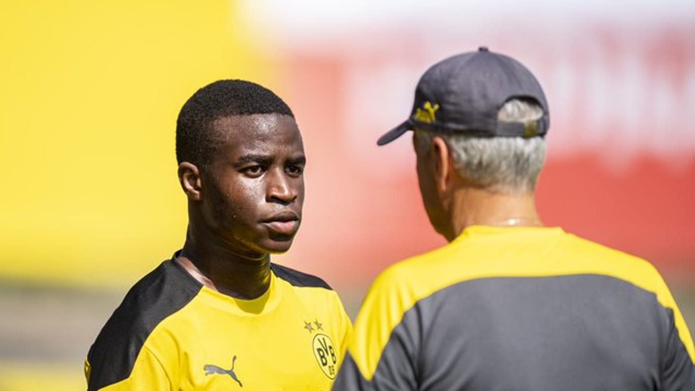 Youssoufa Moukoko (l) steht nun im Dortmunder Profikader.