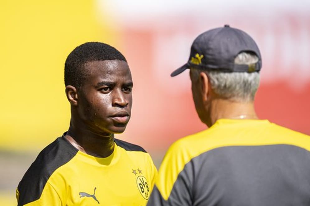 Youssoufa Moukoko (l) steht nun im Dortmunder Profikader.