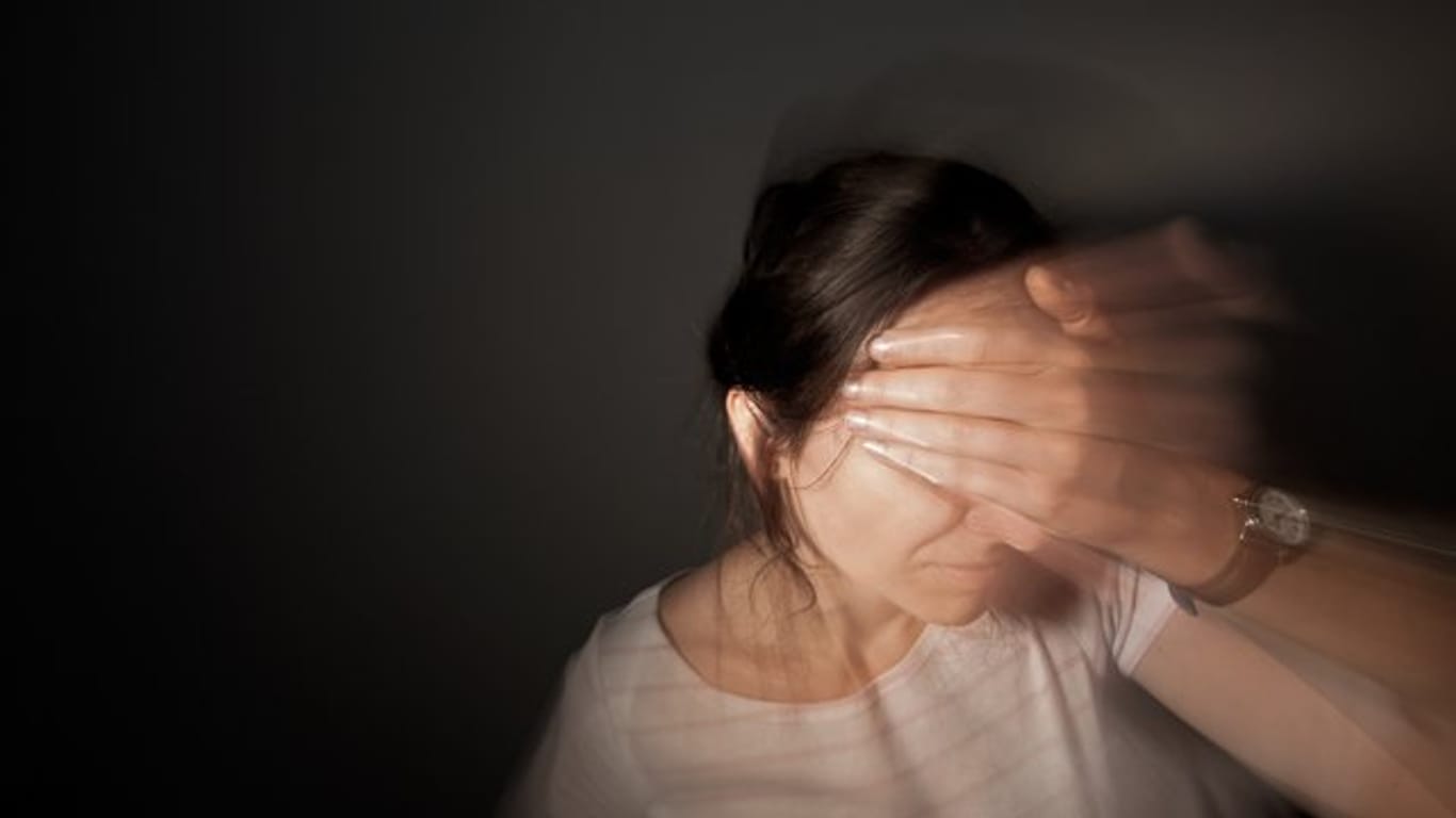 Einer TK-Auswertung zufolge leiden sieben Prozent der Frauen und rund zwei Prozent der Männer unter Migräne.