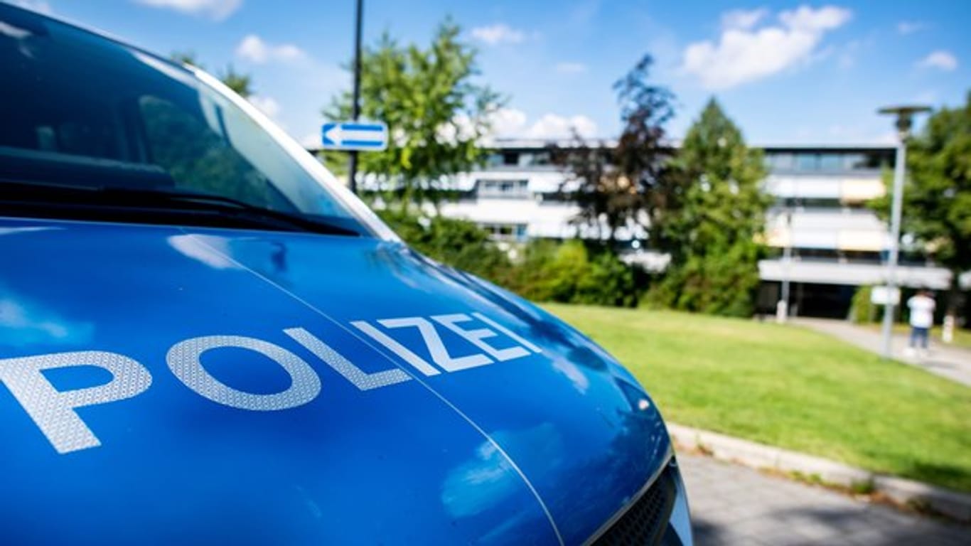 Ein Polizeifahrzeug steht vor der Gesamtschule in Büren