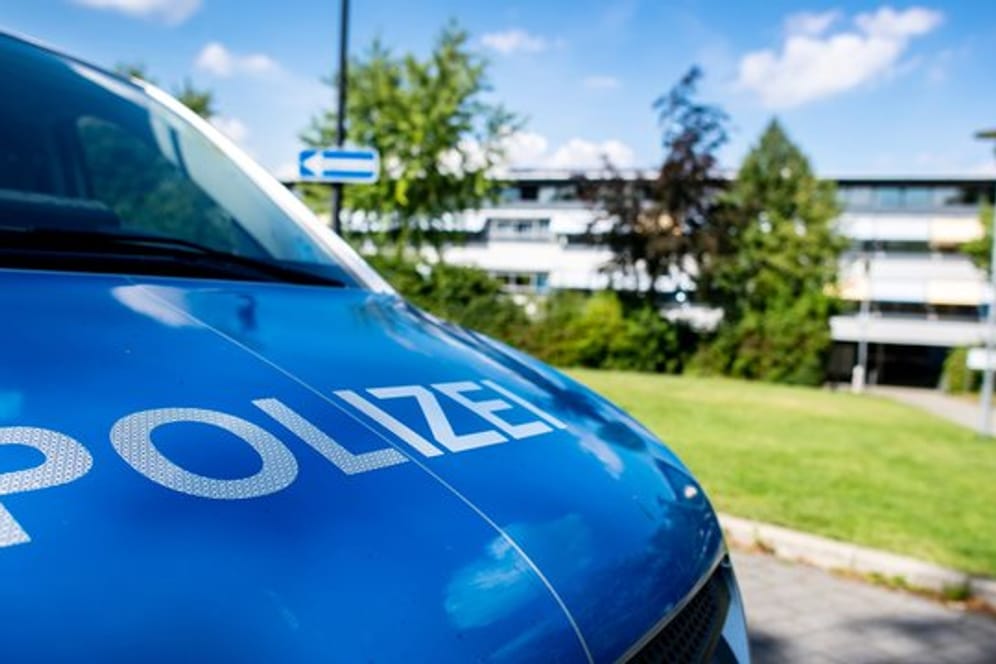 Ein Polizeifahrzeug steht vor der Gesamtschule in Büren