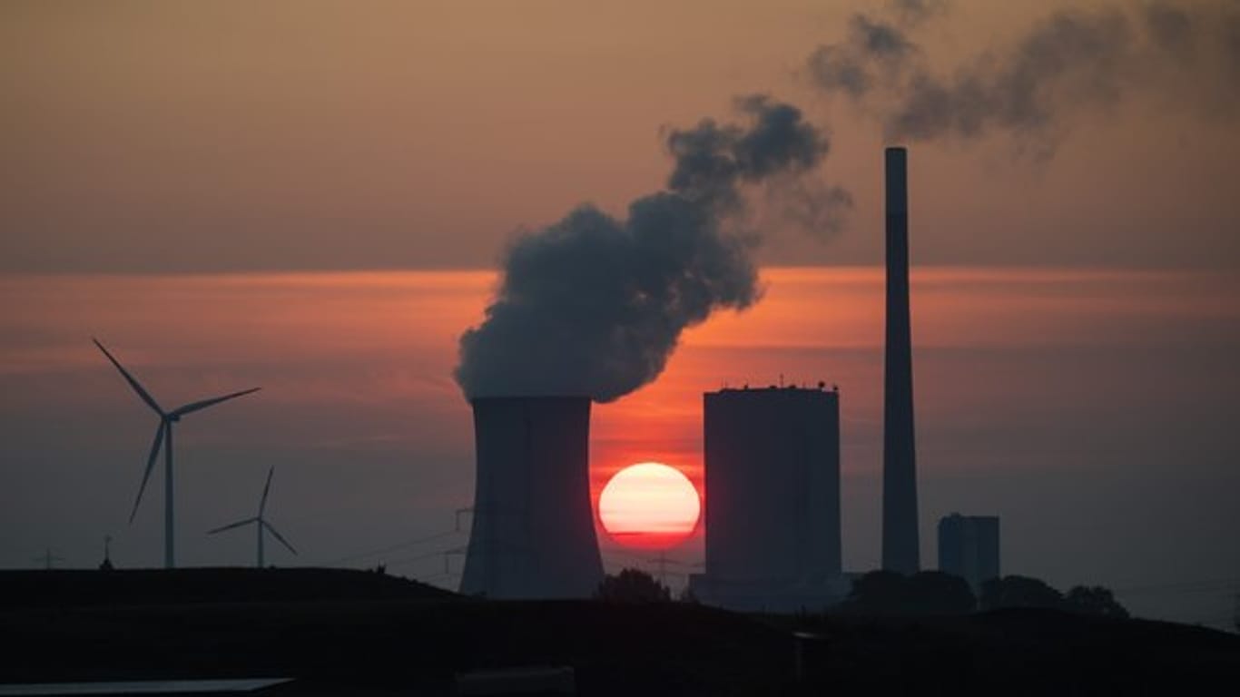 Die Sonne geht hinter dem Kohlekraftwerk Mehrum im Landkreis Peine auf.