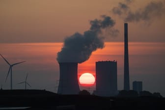 Die Sonne geht hinter dem Kohlekraftwerk Mehrum im Landkreis Peine auf.