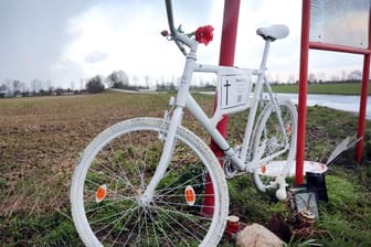 Weißes Fahrrad: Es erinnert am Ort eines Verkehrsunfalls an einen Toten.