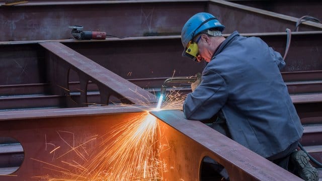 Laut einer Umfrage sympathisieren 61 Prozent der Deutschen mit dem Modell einer Vier-Tage-Woche, wenn es dem Schutz von Arbeitsplätzen dient.