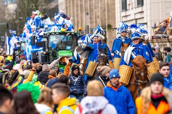 Festwagen und Feiernde beim Rosenmontagszug in Düsseldorf: In der kommenden Karnevalssaison könnten solche Bilder ausbleiben.