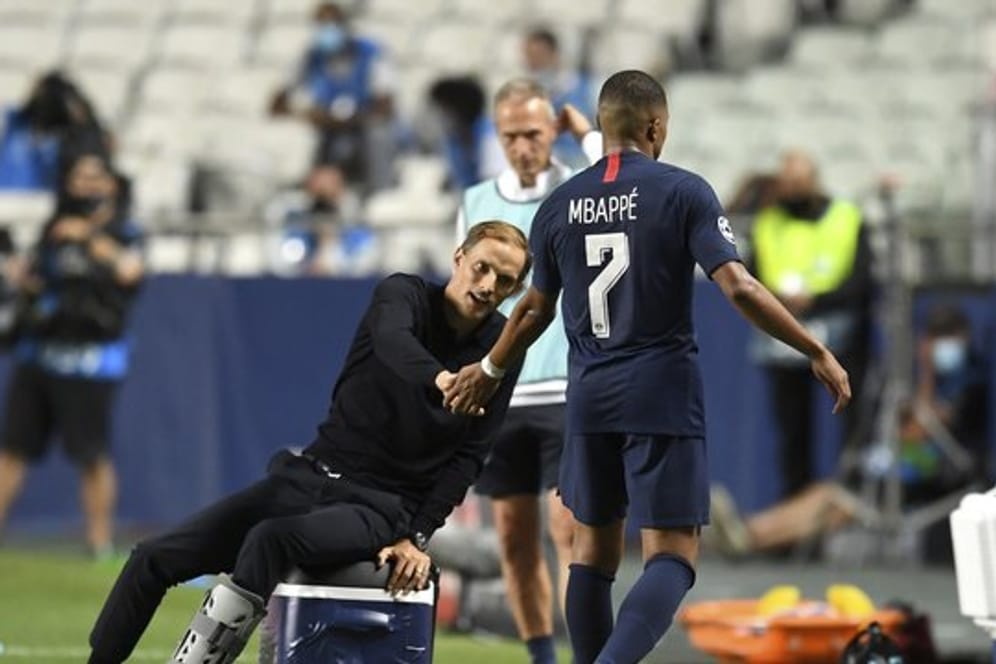 PSG-Coach Thomas Tuchel (l) klatscht Kylian Mbappé ab.