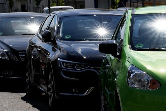 Gefährliches Traumwetter: Im Sommer kann es unter der Motorhaube sehr heiß werden, Bauteile können kaputtgehen.