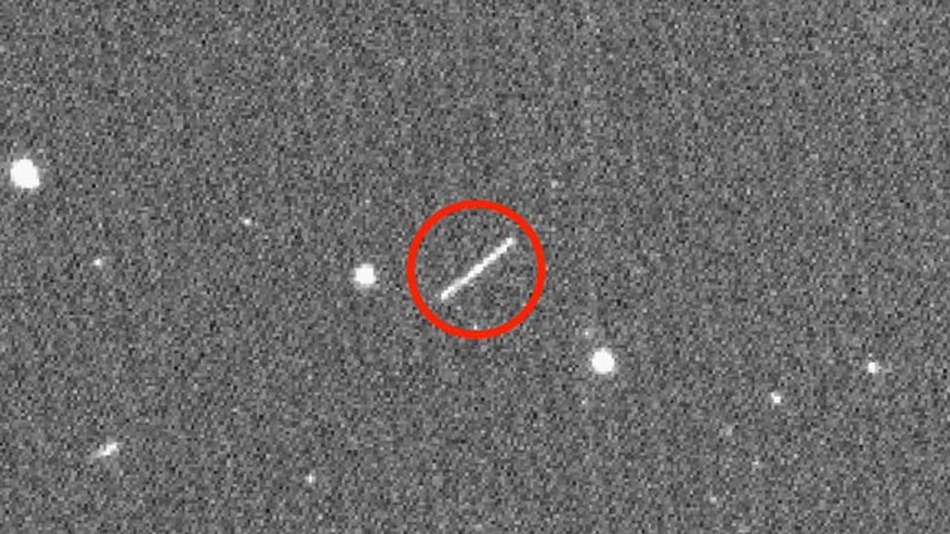 Dies ist das erste Bild des Asteroiden "2020 QG" (M, eingerahmt in einem roten Kreis), das von der Zwicky Transient Facility (ZTF) von Caltech aufgenommen wurde.