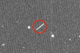 Dies ist das erste Bild des Asteroiden "2020 QG" (M, eingerahmt in einem roten Kreis), das von der Zwicky Transient Facility (ZTF) von Caltech aufgenommen wurde.