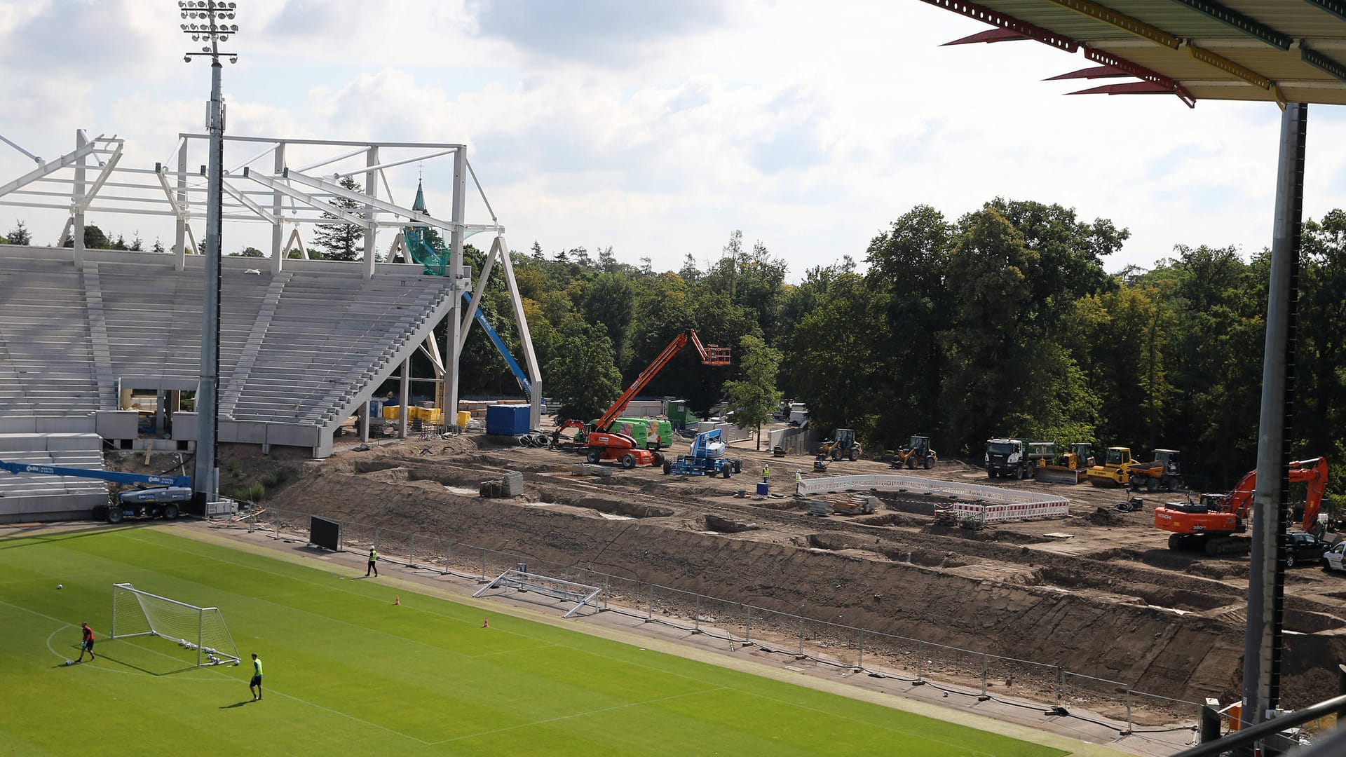 Die Baustelle am Stadion am Wildpark des Karlsruher SC (Archivbild): Durch eine Panne verzögert sich der Bau weiter.