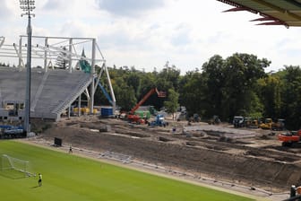 Die Baustelle am Stadion am Wildpark des Karlsruher SC (Archivbild): Durch eine Panne verzögert sich der Bau weiter.