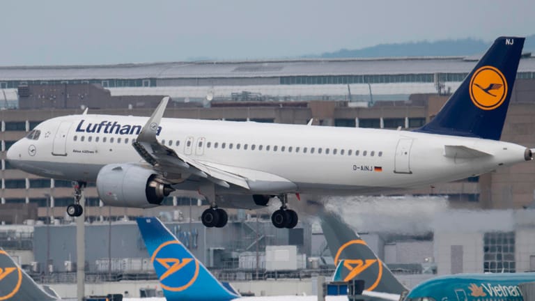 Eine Lufthansa-Maschine im Landeanflug auf den Frankfurter Flughafen: Der Konzern muss wegen der Corona-Krise stark sparen.