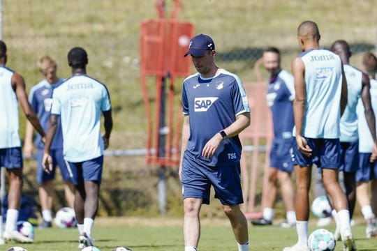 Sebastian Hoeneß (M) hat bei Hoffenheims Sportchef Rosen bislang einen guten Eindruck hinterlassen.
