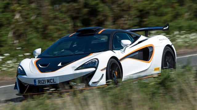 Rennwagen mit Straßenzulassung: Die Hutze auf dem Dach des McLaren 620R soll helfen, zusätzliche Luft zur Kühlung in den Motorraum zu befördern. Rennwagen mit Straßenzulassung: Die Hutze auf dem Dach des McLaren 620R soll helfen, zusätzliche Luft zur Kühlung in den Motorraum zu befördern.