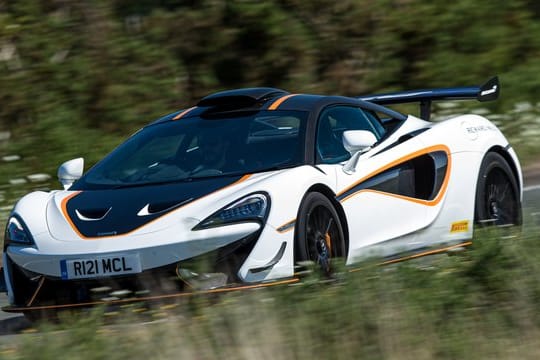 Rennwagen mit Straßenzulassung: Die Hutze auf dem Dach des McLaren 620R soll helfen, zusätzliche Luft zur Kühlung in den Motorraum zu befördern.