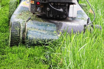 Rasenmähen: Bestimmte Gartengeräte, wie der Rasenmäher oder der Laubsauger, dürfen nicht zu den Ruhezeiten benutzt werden.
