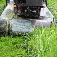 Rasenmähen: Bestimmte Gartengeräte, wie der Rasenmäher oder der Laubsauger, dürfen nicht zu den Ruhezeiten benutzt werden.