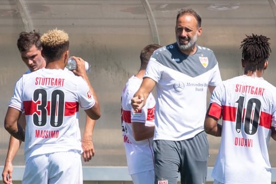Trainer Pellegrino Matarazzo (M) wird mit dem VfB Stuttgart im Trainingslager ein Testspiel gegen den FC Liverpool bestreiten.