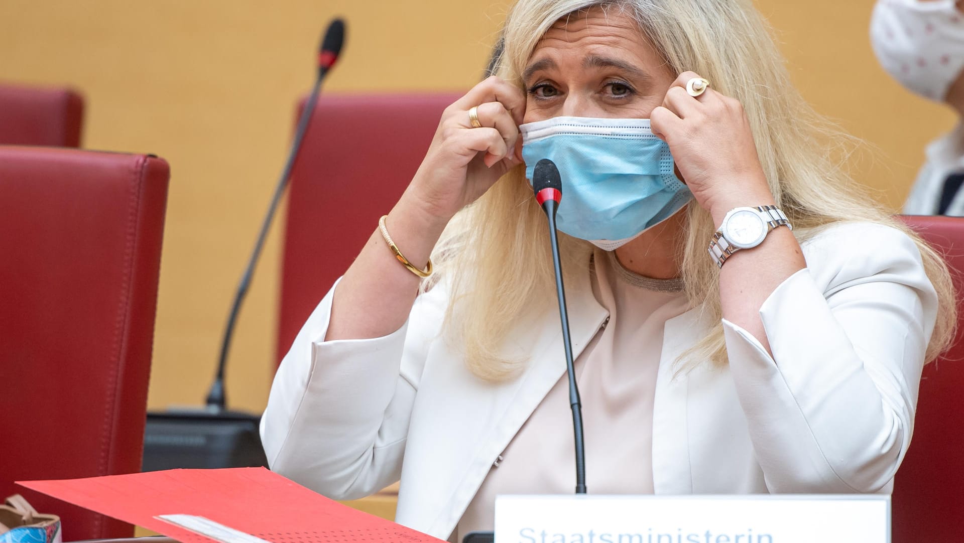 Melanie Huml, Staatsministerin für Gesundheit und Pflege, nahm an einer Sondersitzung des Gesundheitsausschuss zur Corona-Testpanne an bayerischen Autobahnen teil. Melanie Huml, Staatsministerin für Gesundheit und Pflege, nahm an einer Sondersitzung des Gesundheitsausschuss zur Corona-Testpanne an bayerischen Autobahnen teil.
