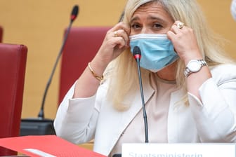 Melanie Huml, Staatsministerin für Gesundheit und Pflege, nahm an einer Sondersitzung des Gesundheitsausschuss zur Corona-Testpanne an bayerischen Autobahnen teil.