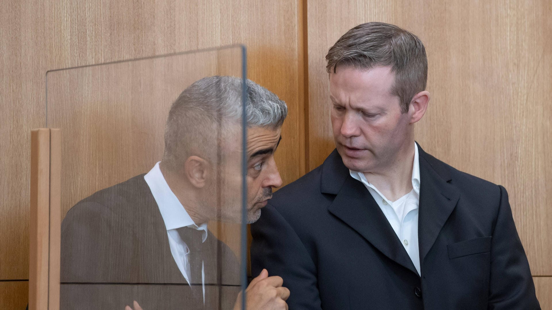 Stephan Ernst mit seinem Verteidiger Mustafa Kaplan: Erstmals beantwortete der Angeklagte die Fragen der Familie.