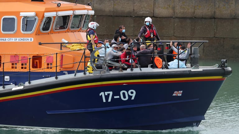 Boot auf dem Ärmelkanal: Eine Gruppe von Menschen, bei denen es sich mutmaßlich um Flüchtlinge handelt, werden an Bord des Rettungsboots Dover RNLI nach Dover gebracht. (Symbolfoto)