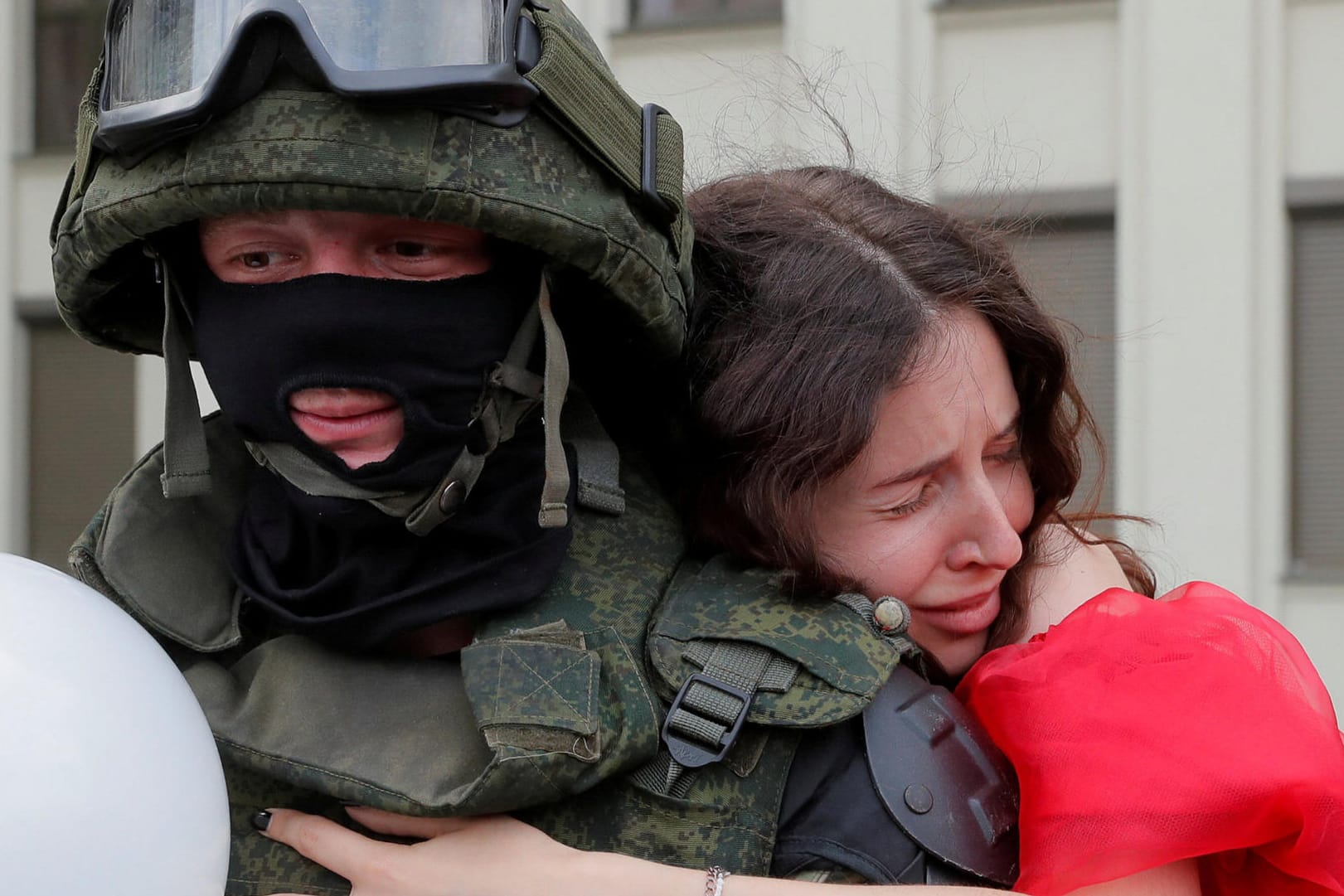 Proteste in Minsk: Eine Demonstrantin umarmt einen Sicherheitsbeamten.