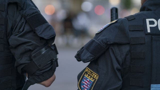 Nach einem umstrittenen Einsatz in Frankfurt wurden drei Polizisten suspendiert (Archiv). Nach einem umstrittenen Einsatz in Frankfurt wurden drei Polizisten suspendiert (Archiv).