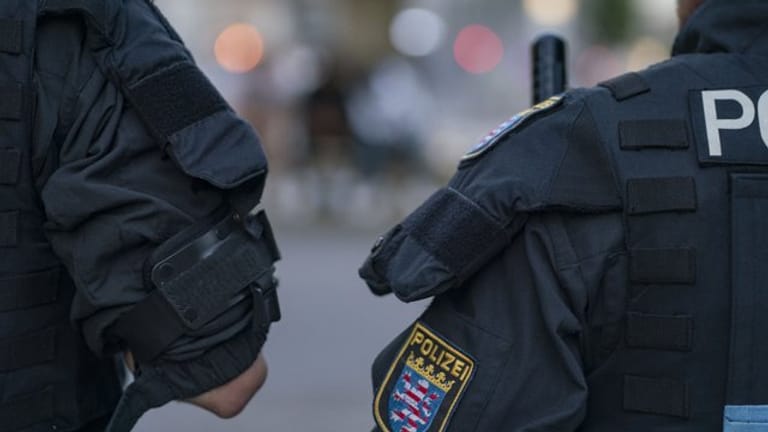 Nach einem umstrittenen Einsatz in Frankfurt wurden drei Polizisten suspendiert (Archiv).