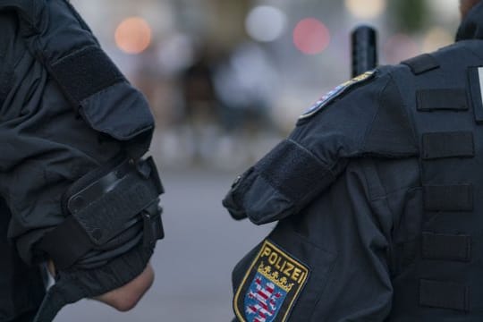 Nach einem umstrittenen Einsatz in Frankfurt wurden drei Polizisten suspendiert (Archiv).