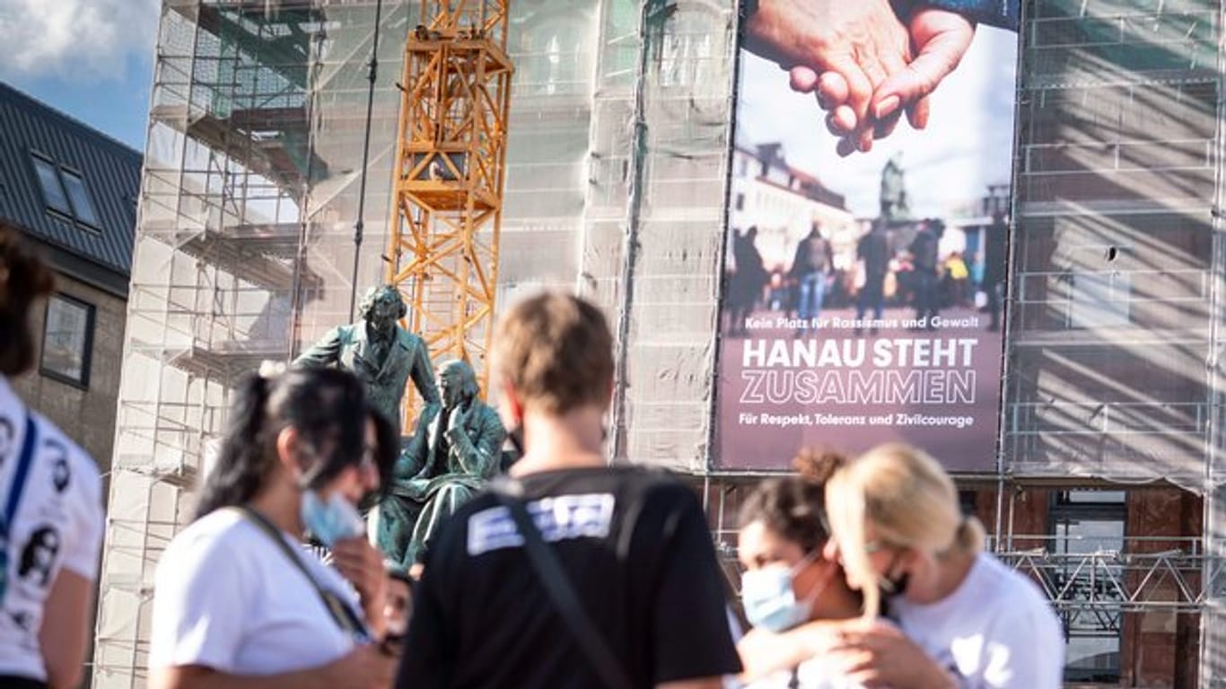Ein neues Banner mit der Aufschrift "Kein Platz für Rassismus und Gewalt - Hanau steht zusammen für Respekt, Toleranz und Zivilcourage" hängt an der Fassade des Rathauses vor dem Gebrüder-Grimm-Denkmal.