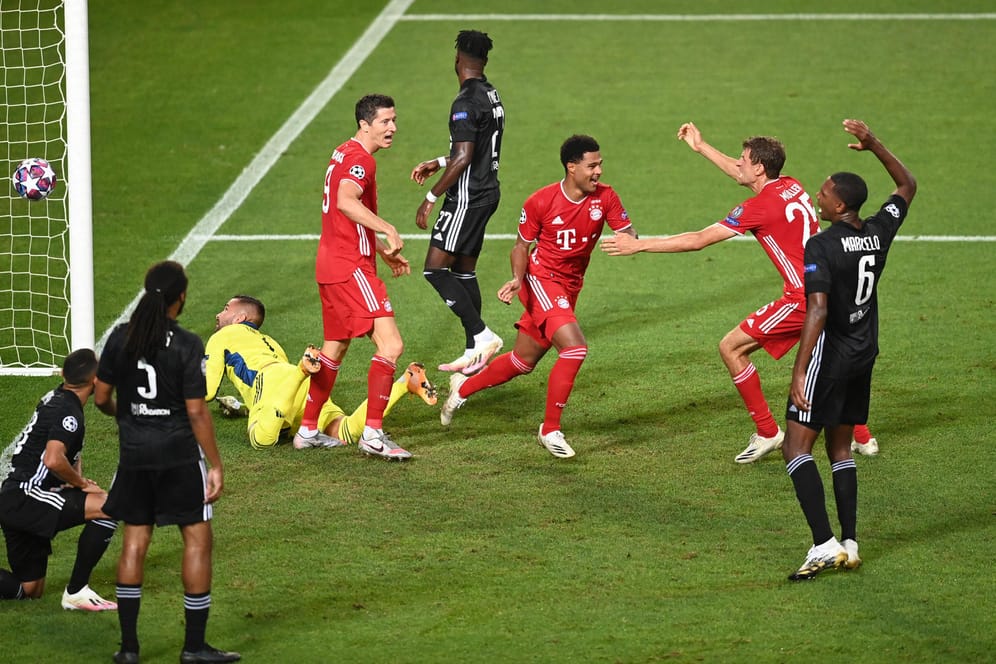 Bayerns Gnabry (M.) dreht jubelnd ab, die Lyoner Verteidigung ist geschlagen.