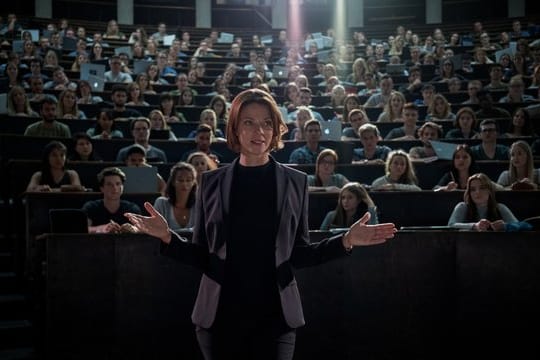 Jessica Schwarz spielt eine gewissenlose Wissenschaftlerin.