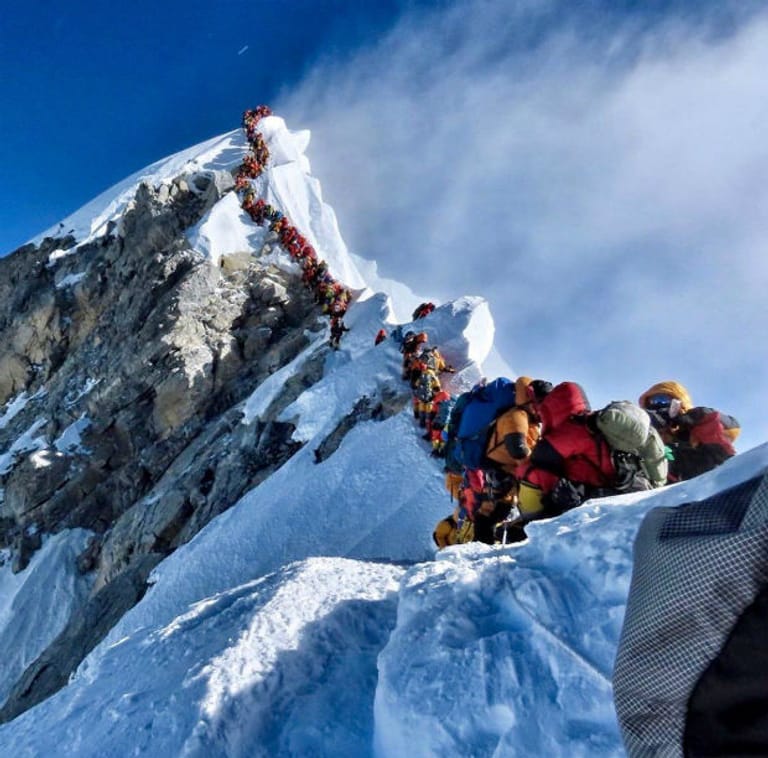 Am Gipfelaufstieg des Mount Everest kommt es mitunter zu Staus.