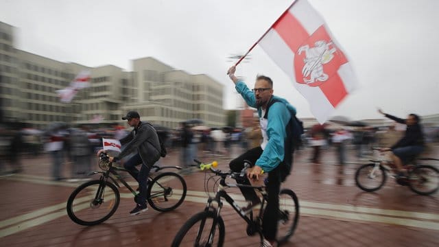 Aktivisten der Opposition in Belarus kritisieren die Wahl des autoritären Präsidenten Lukaschenko. Aktivisten der Opposition in Belarus kritisieren die Wahl des autoritären Präsidenten Lukaschenko.